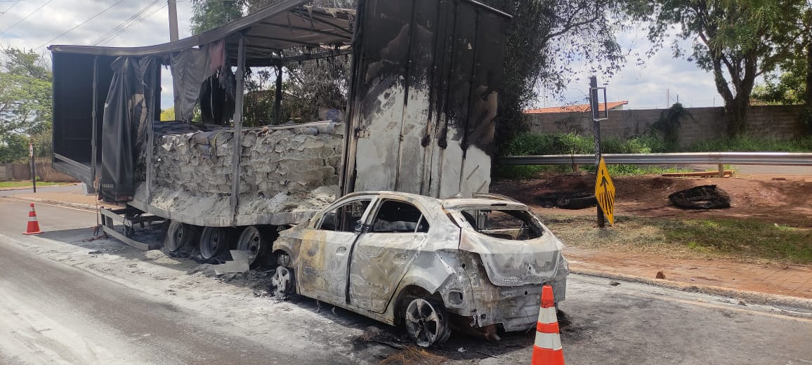 Foto 7 de 8 — Carro pega fogo após acidente com carreta em Boa Esperança do Sul